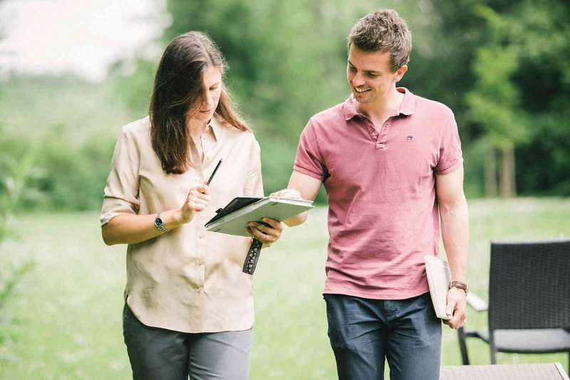 2 Therapeuten unterhalten sich beim Spazieren im freien