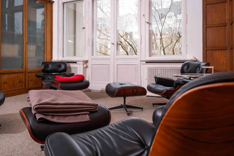 gro&szlig;e schwarze Ledersessel laden zum entspannen ein