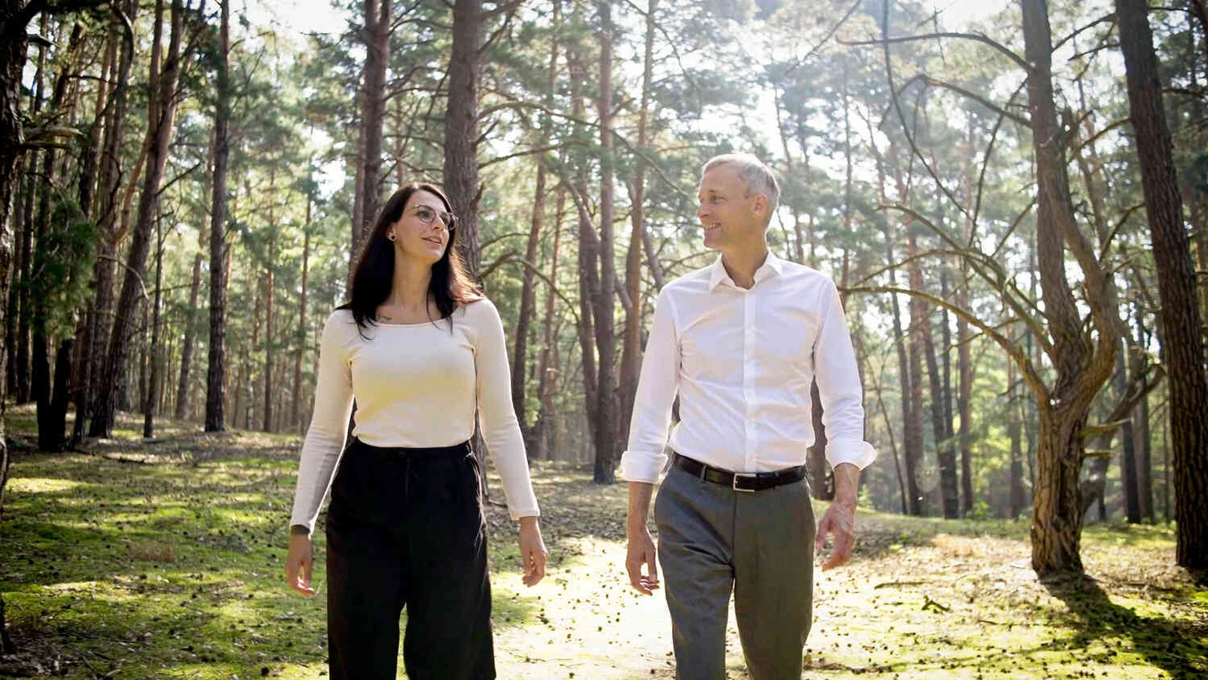 Chefarzt im Gespr&auml;ch mit Patin bei gemeinsamen Spaziergang im Freien