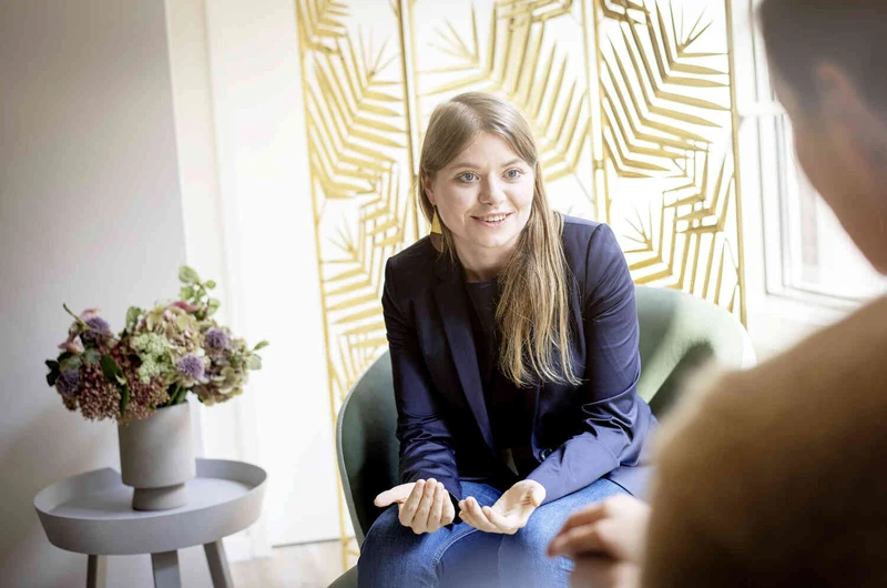 ein mann und eine frau spazieren drau&szlig;en